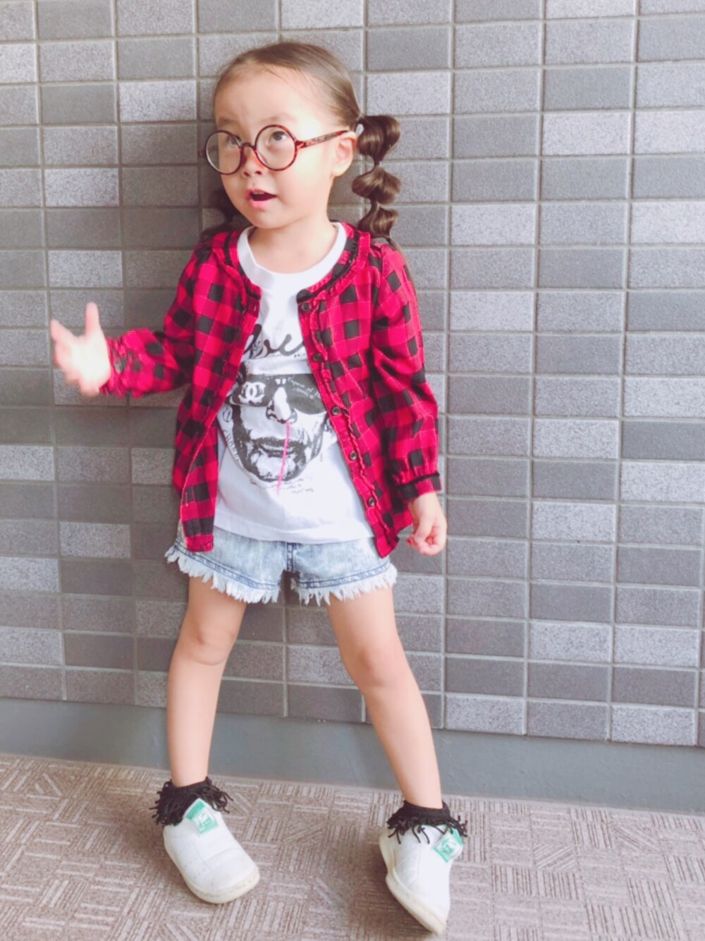 「キッズファッション、3歳、女の子コーデ、チェックシャツ、カジュアル、メガネ女子、メガネコーデ、kids、子供服、娘コーデ」｜「buggytのアイテム（Tシャツ/カットソー、ホワイト系）」を使った、kagumomさん（キッズ・90cm）の秋コーディネートの1枚目の写真