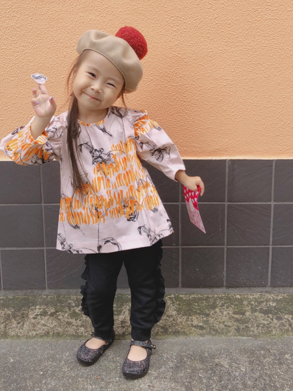 「秋コーデ、キッズファッション、ベレー帽、ボンボン帽子、長袖シャツ、柄シャツコーデ、3歳児、女の子コーデ、子供服、大人っぽい」｜「ヒルダヘンリのアイテム（シャツ/ブラウス、ピンク系）」を使った、kagumomさん（キッズ・90cm）の秋コーディネートの1枚目の写真