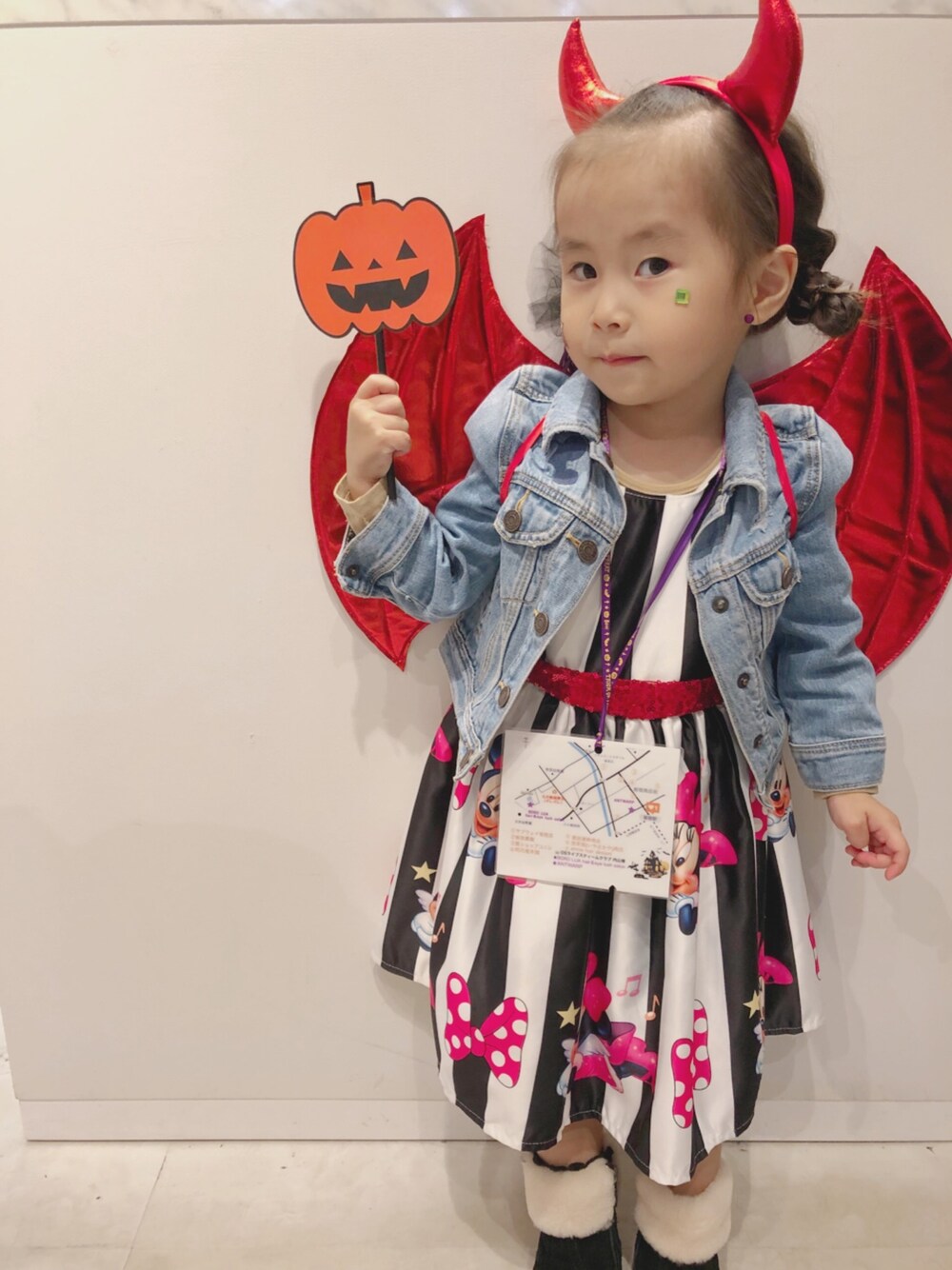 「wearhalloween2019、白黒、ハッピーハロウィン、小悪魔、デビル、ハロウィンパーティー、女の子コーデ、3歳児、トリックオアトリート、Trick or Treat」｜「GAPのアイテム（デニムジャケット、ブルー系）」を使った、kagumomさん（キッズ・90cm）の秋コーディネートの1枚目の写真