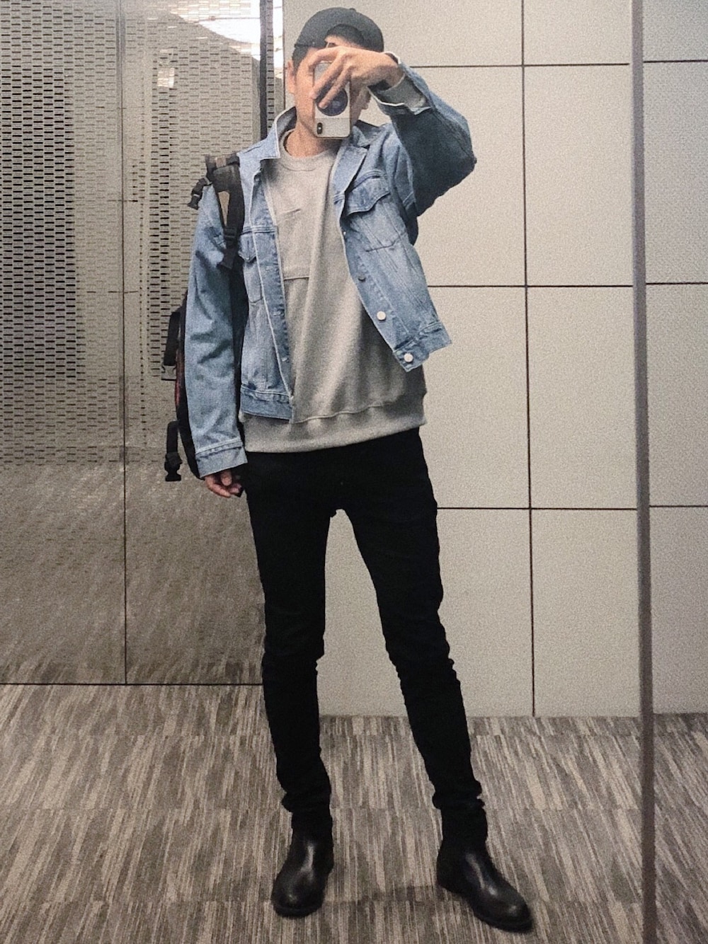 「summer、denim、Gジャン、スウェット、グレー、ブラック、black、サーフスタイル、デニムジャケット、春コーデ」｜「UNIQLOのアイテム（チノパンツ、ブラック系）」を使った、n.haradaさん（メンズ・180cm）の冬コーディネートの1枚目の写真