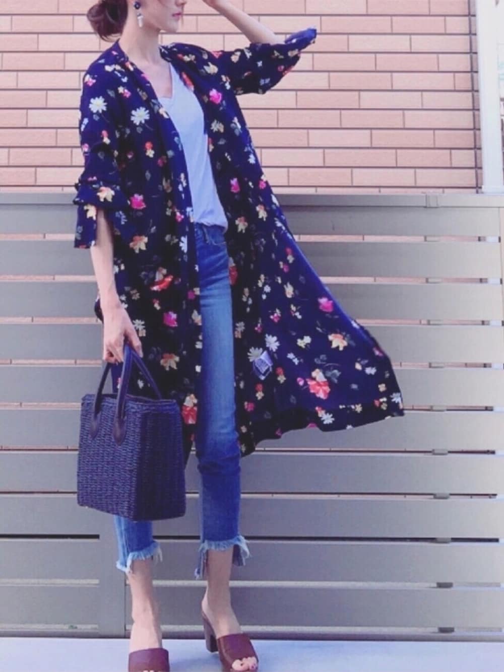 「休日コーデ、オトナカジュアル、花柄、花柄ｶﾞｳﾝ、かごバッグ、シンプル、Doシンプル部、ガウンワンピース」｜「PAULOWNIAのクリアヴィンテージ（ピアス（両耳用）、ブルー系）」を使った、hononさん（レディース・165cm）の春コーディネートの1枚目の写真