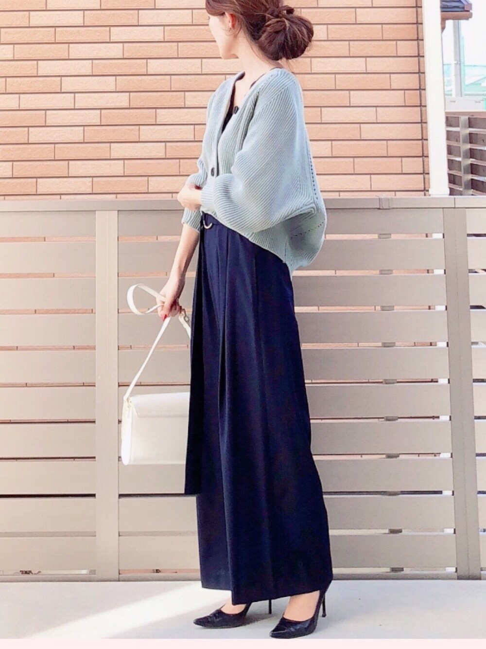 「アダムエロペ(ADAM ET ROPE')、アダムエロペ、春コーデ、ワイドパンツ、ショートカーディガン、ショルダーバッグ、コクーンシルエット、ダスティグリーン、Doシンプル部」｜「PAULOWNIAのアイテム（ピアス（両耳用）、ブルー系）」を使った、hononさん（レディース・165cm）の冬コーディネートの1枚目の写真
