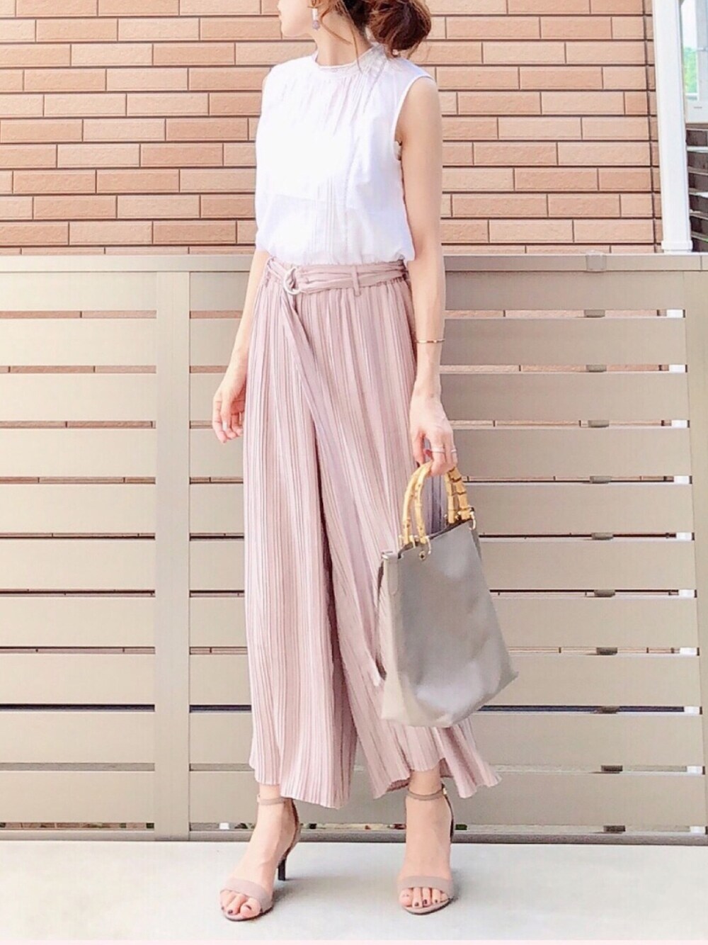 「夏セールで買いました、夏コーデ、プリーツパンツ、レースブラウス、ノースリーブブラウス、バンブーバック、アパートバイローリーズ、Cawaii」｜「cawaiiの優しいピンクのプリーツパンツ　ワイドパンツ　ロングパンツ（その他パンツ、ピンク系）」を使った、hononさん（レディース・165cm）の夏コーディネートの1枚目の写真
