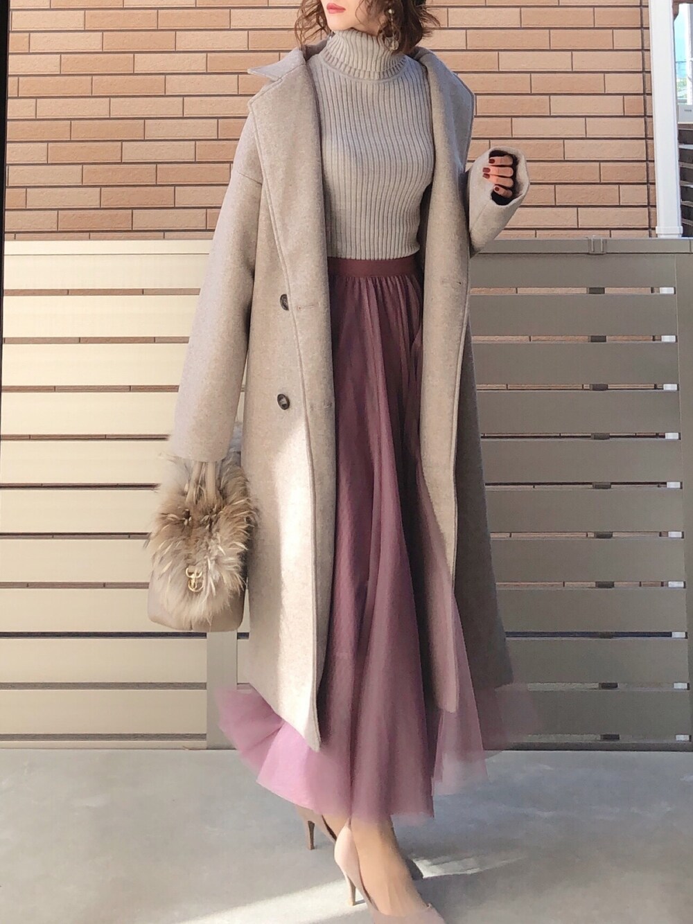 「shopnikoniko、大人ガーリー、ダブルロングコート、チュールスカート、fifth、無印良品、きれいめカジュアル」｜「shopnikonikoのフェイクウールダブルチェスターコート（チェスターコート、ブラウン系）」を使った、hononさん（レディース・165cm）の秋コーディネートの1枚目の写真