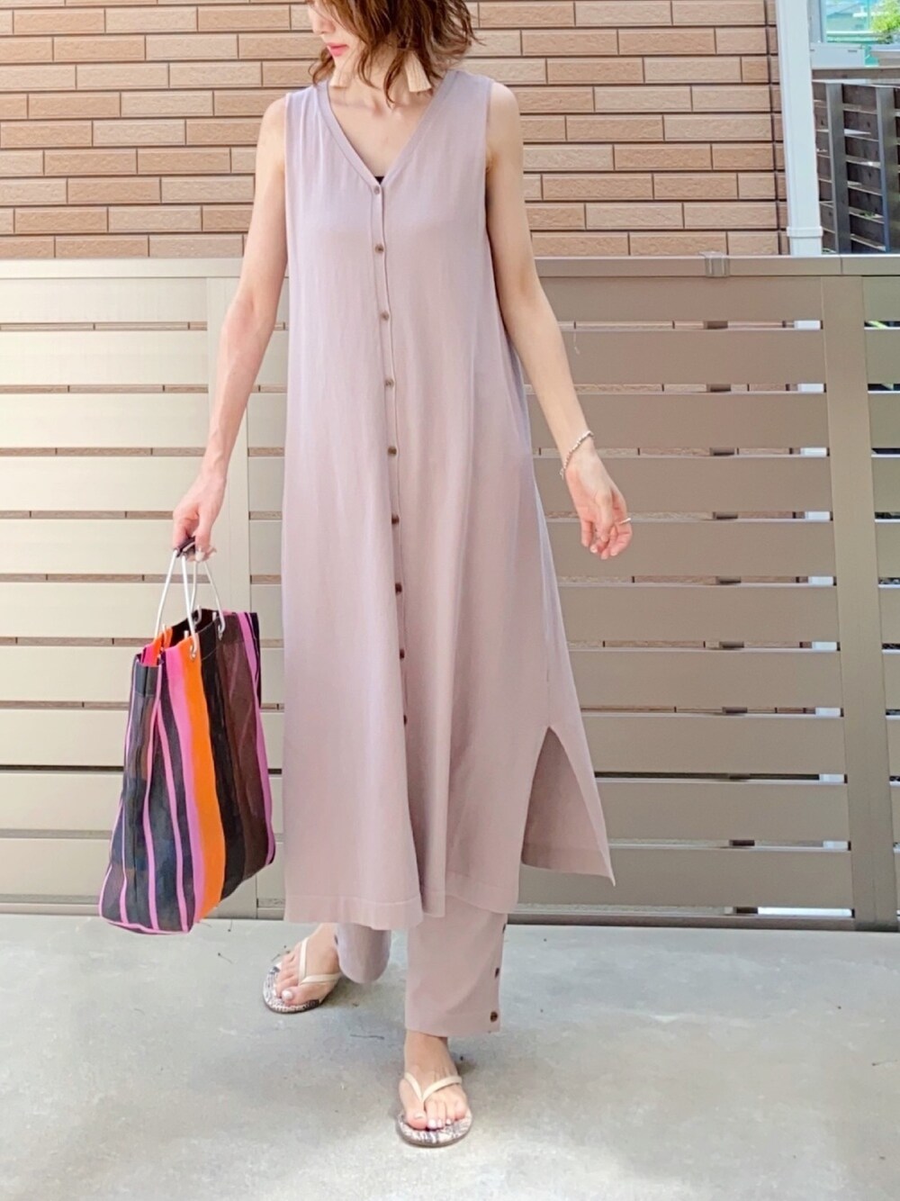 ベージュ系のワンピース、ベージュ系のその他パンツ、ベージュ系のサンダルを着用したレディースの夏コーディネートの1枚目の写真