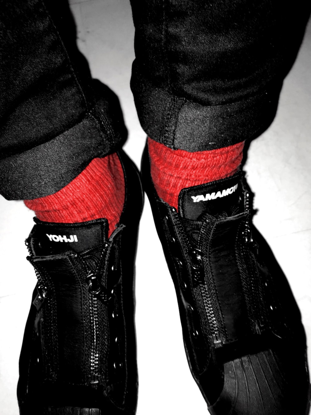 「Y-3、yohjiyamamoto、superzip、あかいくつした、LIDnM、赤い靴下、Black&Red、スニーカー×靴下、simple、おきにいりアイテム」｜「Y-3のY-3 SUPER ZIP（スニーカー、ブラック系）」を使った、一期一会さん【背景も楽しめる】さん（メンズ・169cm）の冬コーディネートの1枚目の写真