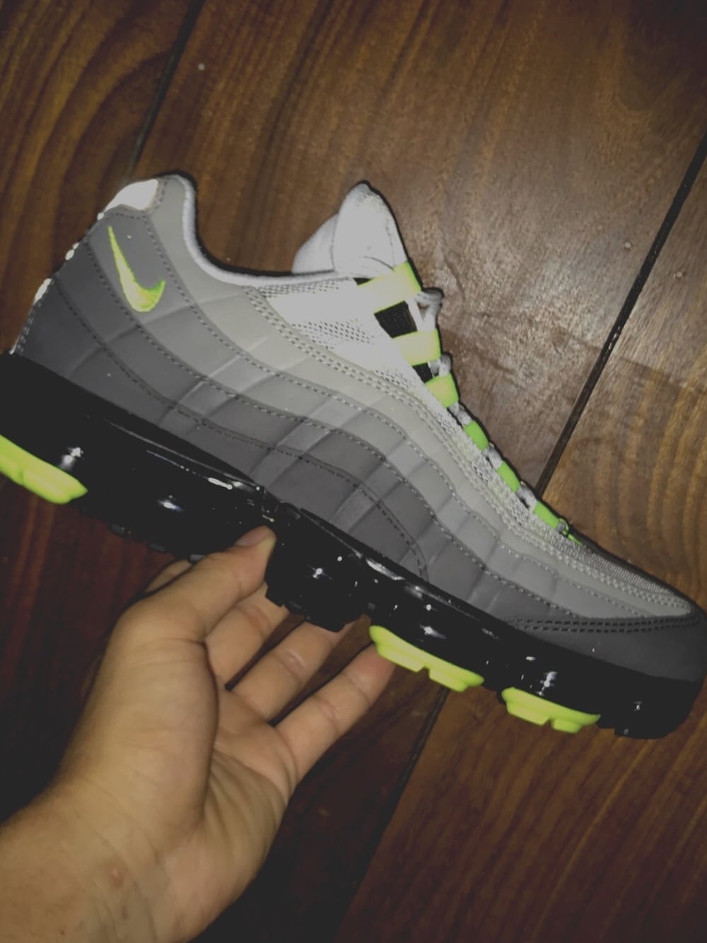 「VAPORMAX95IT’SELECTRIC、VAPORMAX 95 "IT’S ELECTRIC"、VAPORMAX 95、95、vapormax、NIKE、sneakers、スニーカー好きと繋がりたい、あしもと倶楽部、いいね、save、フォローお願いします🤑」｜「NIKEのVAPORMAX 95 "IT’S ELECTRIC"（スニーカー、ホワイト系）」を使った、一期一会さん【背景も楽しめる】さん（メンズ・270cm）の夏コーディネートの1枚目の写真