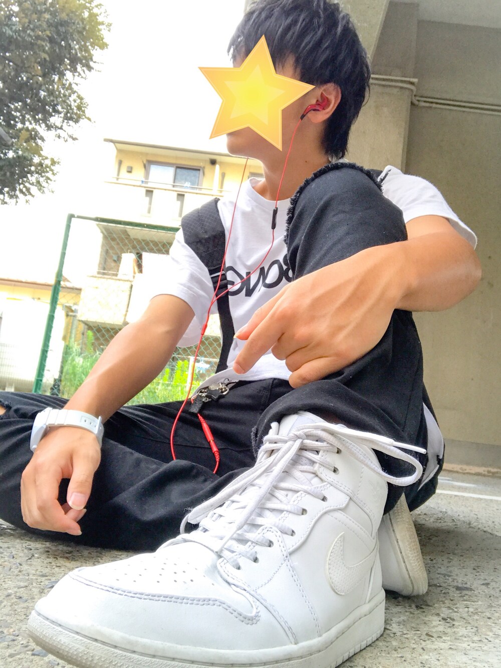 「ストリート、スニーカー、シンプル、白黒、黒、白Tシャツ、ナイキ、夏、黒スキニー、ダメージスキニー」｜「BILLABONGの Tシャツ（Tシャツ/カットソー、ホワイト系）」を使った、龍輝さん（メンズ・165cm）の夏コーディネートの1枚目の写真