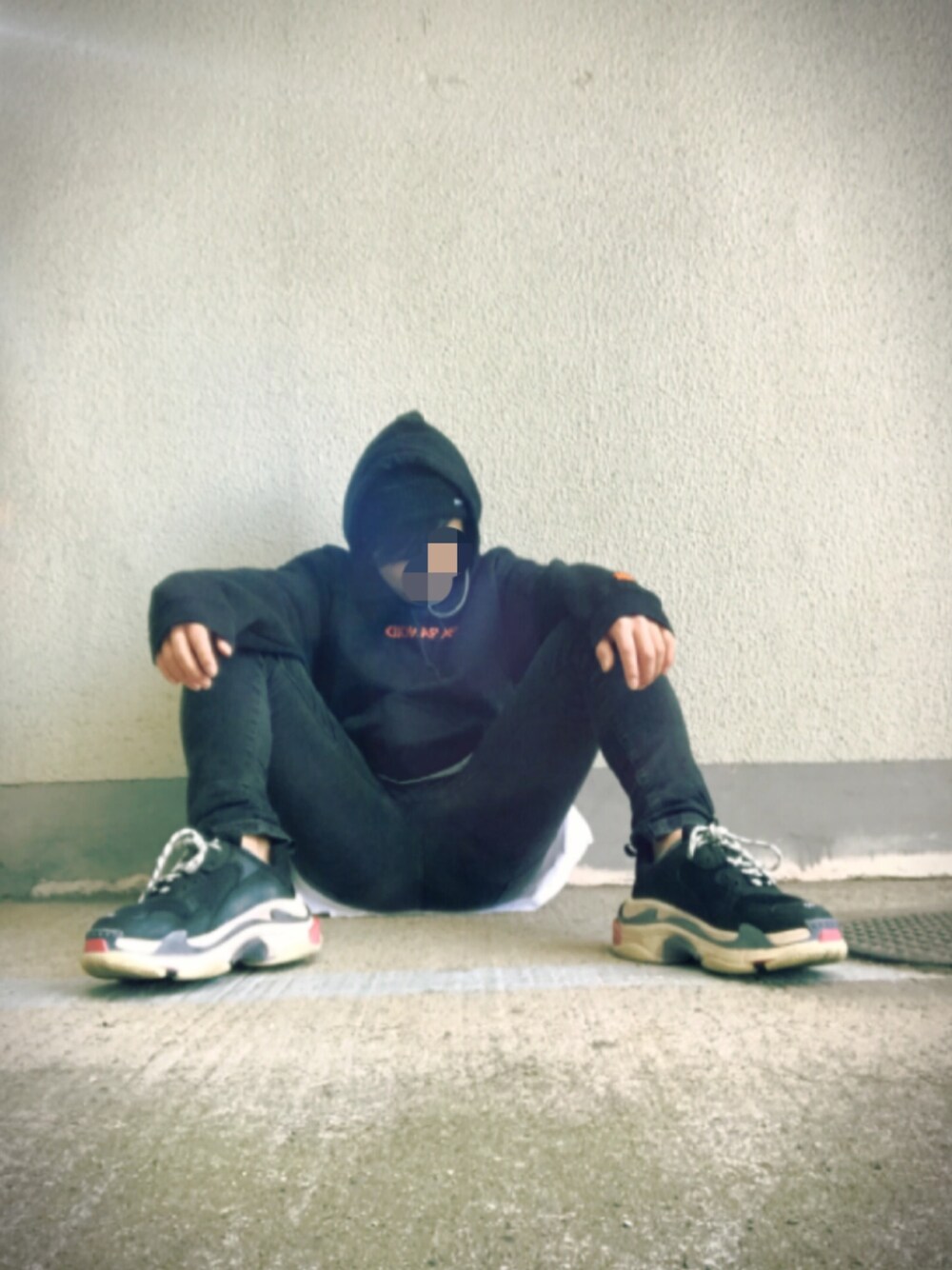 「ストリート、黒、スニーカー、BALENCIAGA、スキニー、パーカー、ブラック」｜「BALENCIAGAの【関税負担】 BALENCIAGA  大人気♪ Triple S （スニーカー、その他）」を使った、龍輝さん（メンズ・165cm）の冬コーディネートの1枚目の写真
