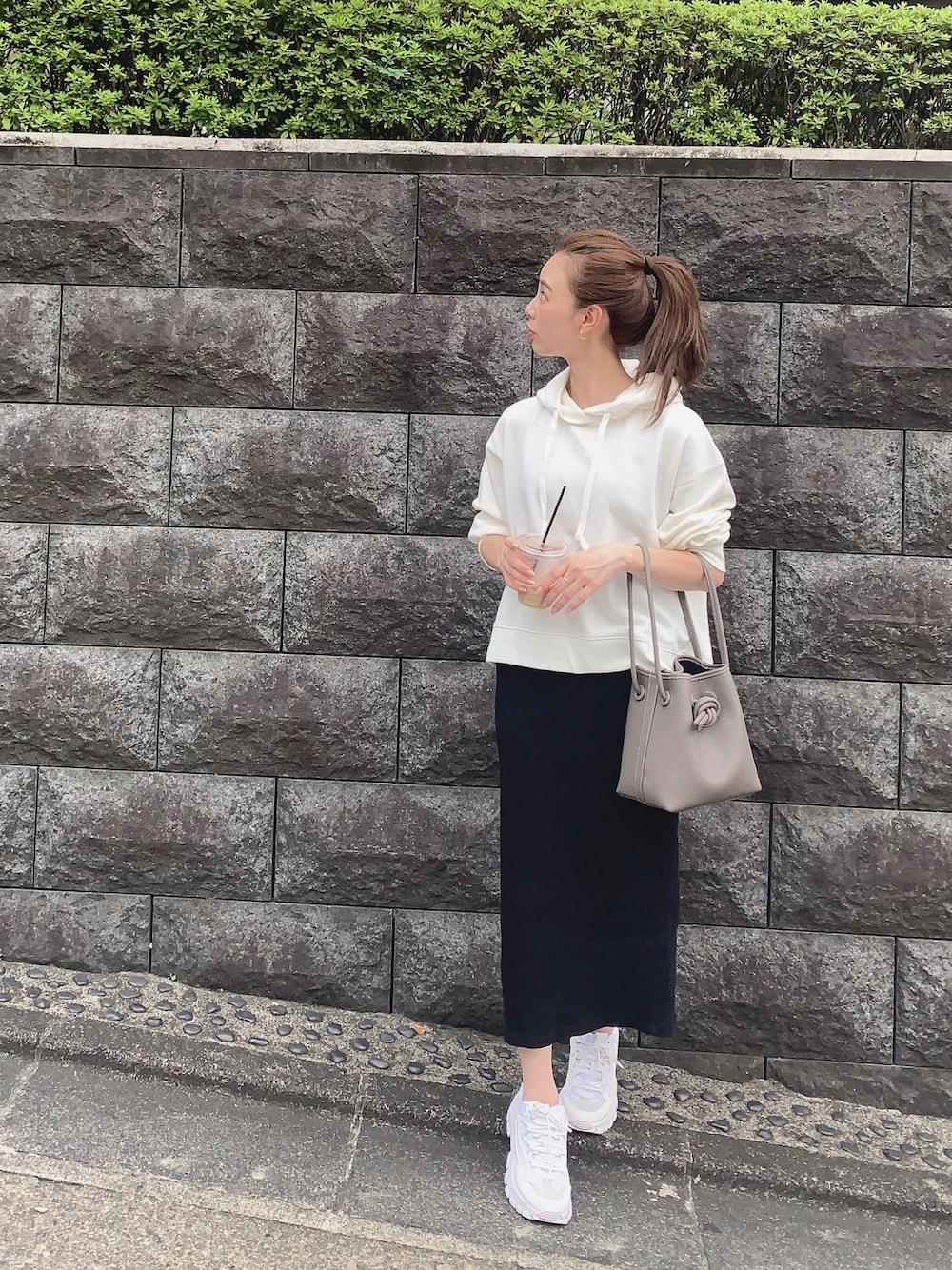「UNIQLO、UNIQLOコーデ、UNIQLO パーカー、パーカー、パーカーコーデ、スニーカー、大人カジュアル、VASIC、ゆるコーデ、カジュアル」｜「UNIQLOのスウェットクロップドプルパーカ（長袖）（パーカー、ホワイト系）」を使った、yuikoさん（レディース・161cm）の秋コーディネートの1枚目の写真