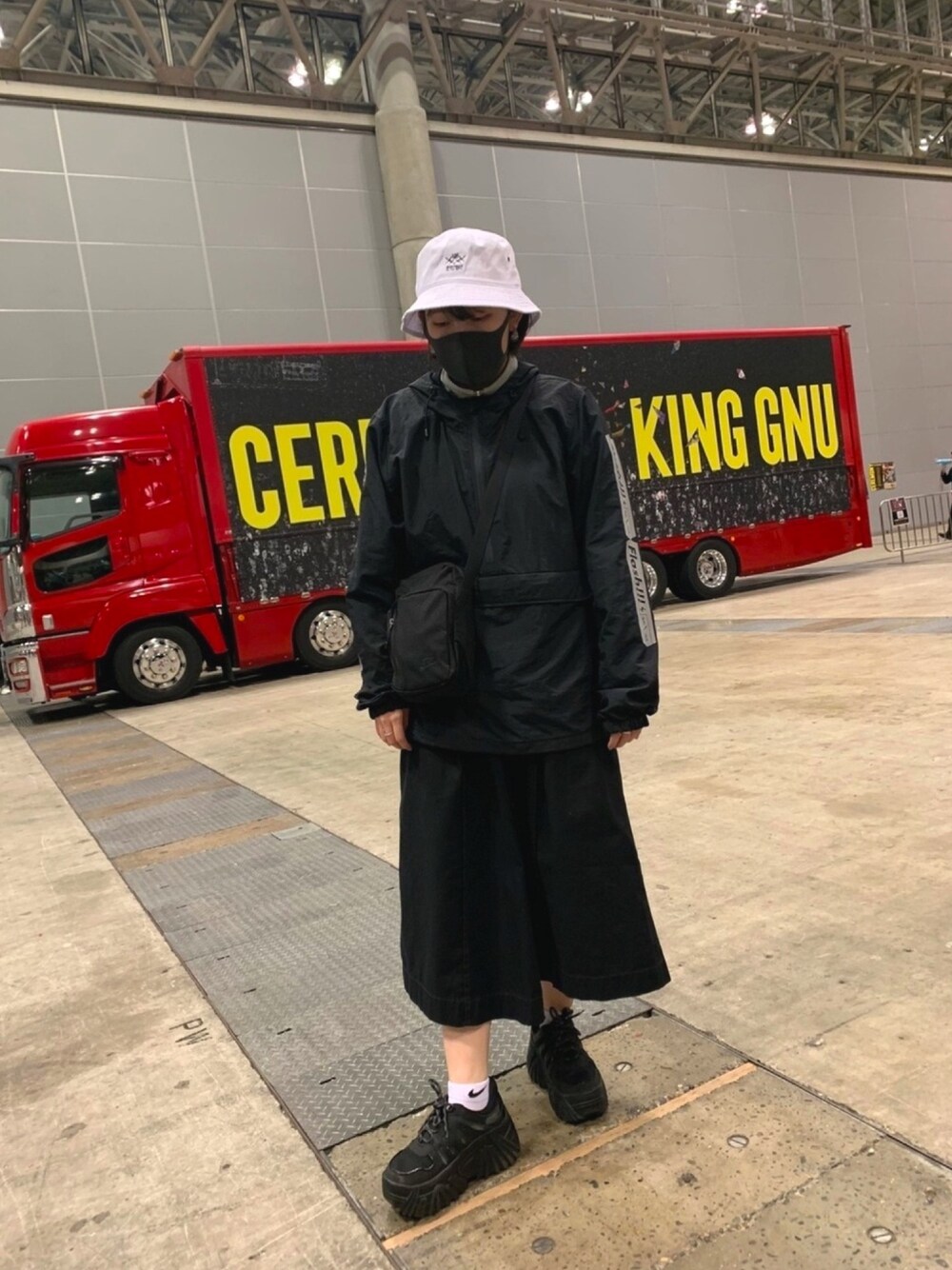 「King Gnu、ストリート、LIVE、ライブ、バケットハット、アノラックパーカー」｜「Bershkaの厚いやつ（スニーカー、ブラック系）」を使った、カさん（レディース・161cm）の冬コーディネートの1枚目の写真