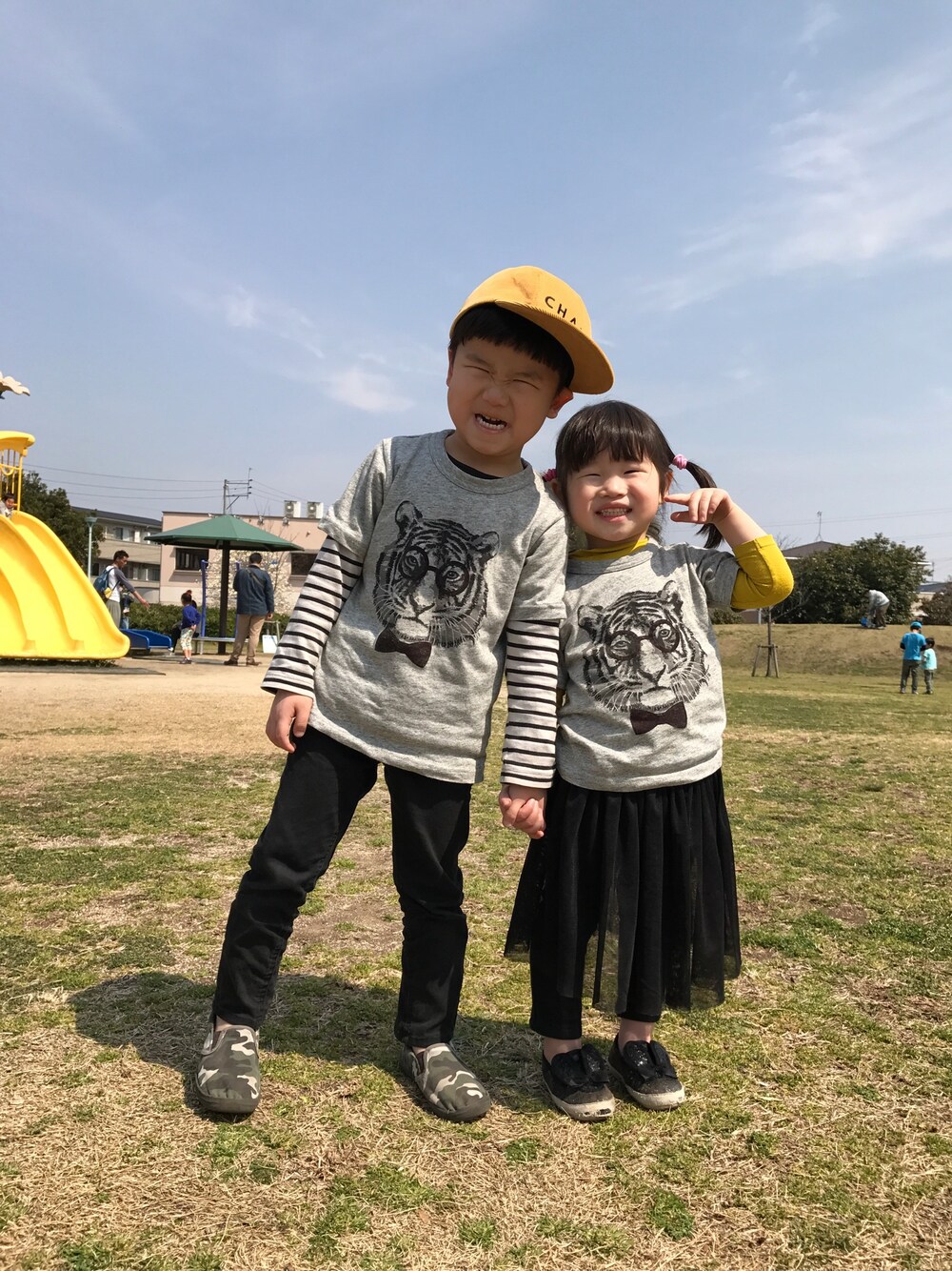 「ZARAのアイテム（チノパンツ、ブラック系）」を使った、nanakumamonさん（キッズ・90cm）の春コーディネートの1枚目の写真