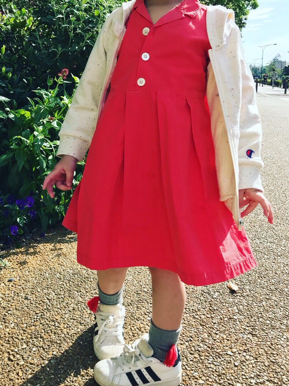 「SWAP MEET MARKETのアイテム（シャツワンピース、レッド系）」を使った、nanakumamonさん（キッズ・110cm）の秋コーディネートの1枚目の写真