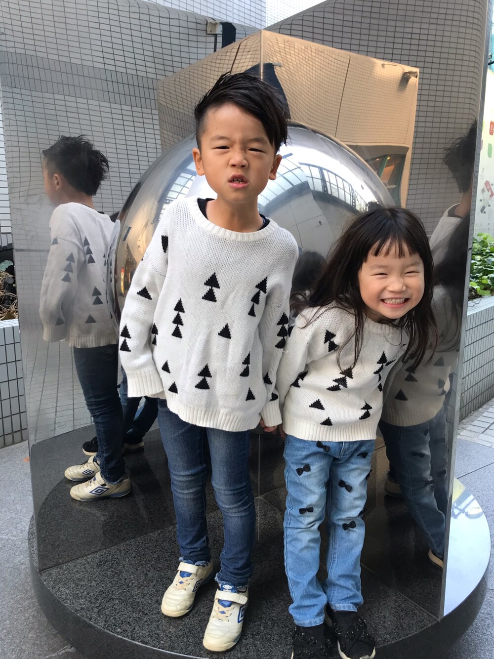 「韓国子ども服のアイテム（ニット/セーター、ホワイト系）」を使った、nanakumamonさん（キッズ・122cm）の冬コーディネートの1枚目の写真