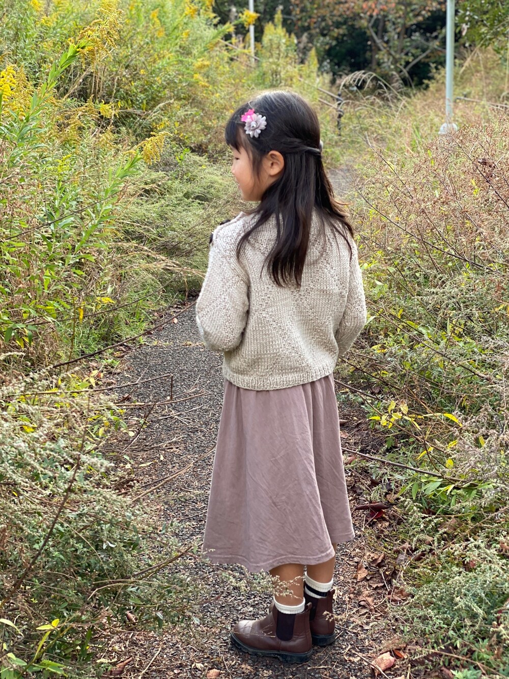 「Handmadeのアイテム（ニット/セーター、ベージュ系）」を使った、nanakumamonさん（キッズ・120cm）の秋コーディネートの1枚目の写真