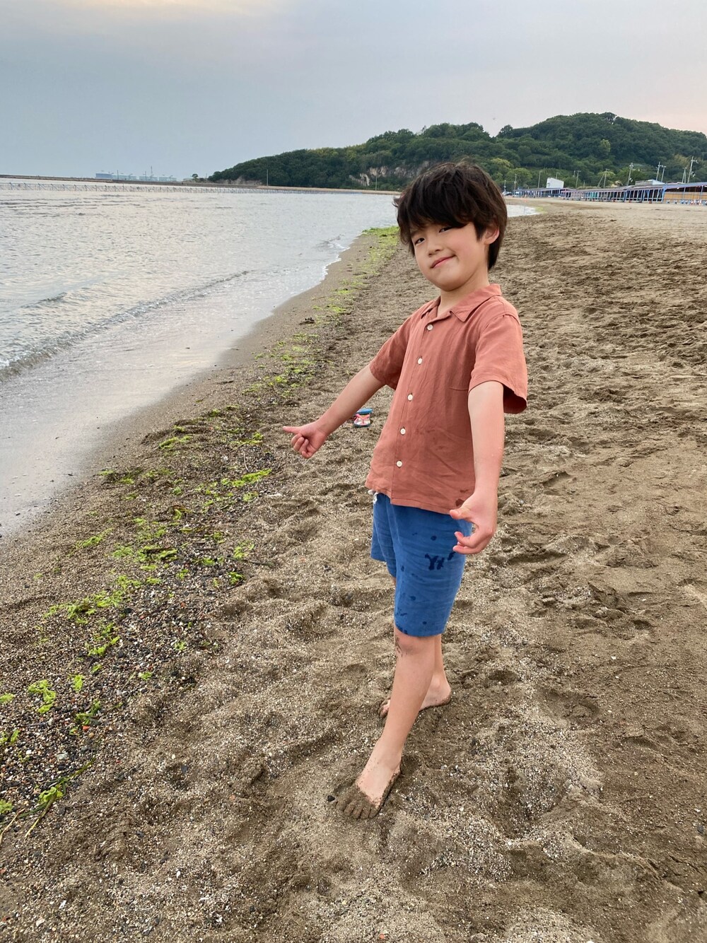 「Ocean&Groundのアイテム（シャツ/ブラウス、ブラウン系）」を使った、nanakumamonさん（キッズ・130cm）の秋コーディネートの1枚目の写真