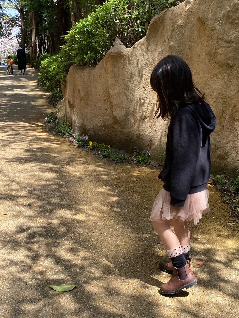 「agnes b.のアイテム（パーカー、ブラック系）」を使った、nanakumamonさん（キッズ・120cm）の秋コーディネートの1枚目の写真