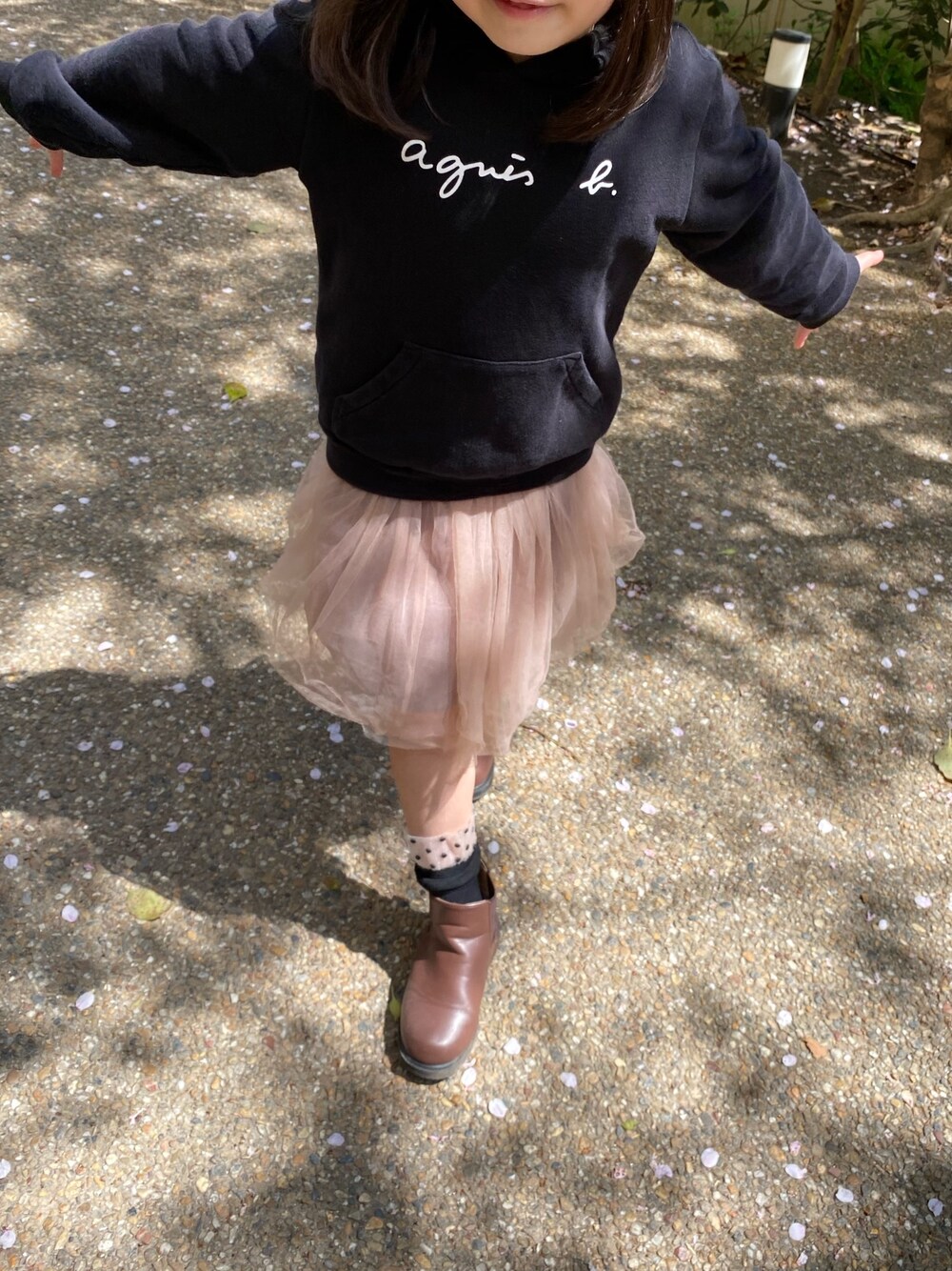 「agnes b.のアイテム（パーカー、ブラック系）」を使った、nanakumamonさん（キッズ・120cm）の秋コーディネートの1枚目の写真