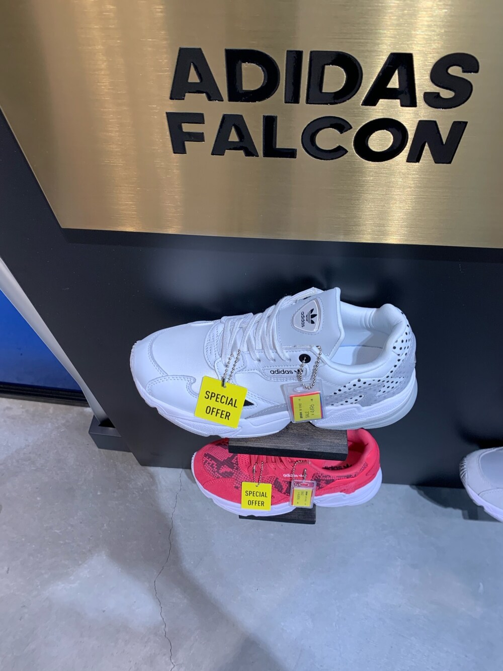 「adidas Originalsのアイテム（スニーカー、ホワイト系）」を使った、奥義鷲尾さん（メンズ・166cm）の夏コーディネートの1枚目の写真