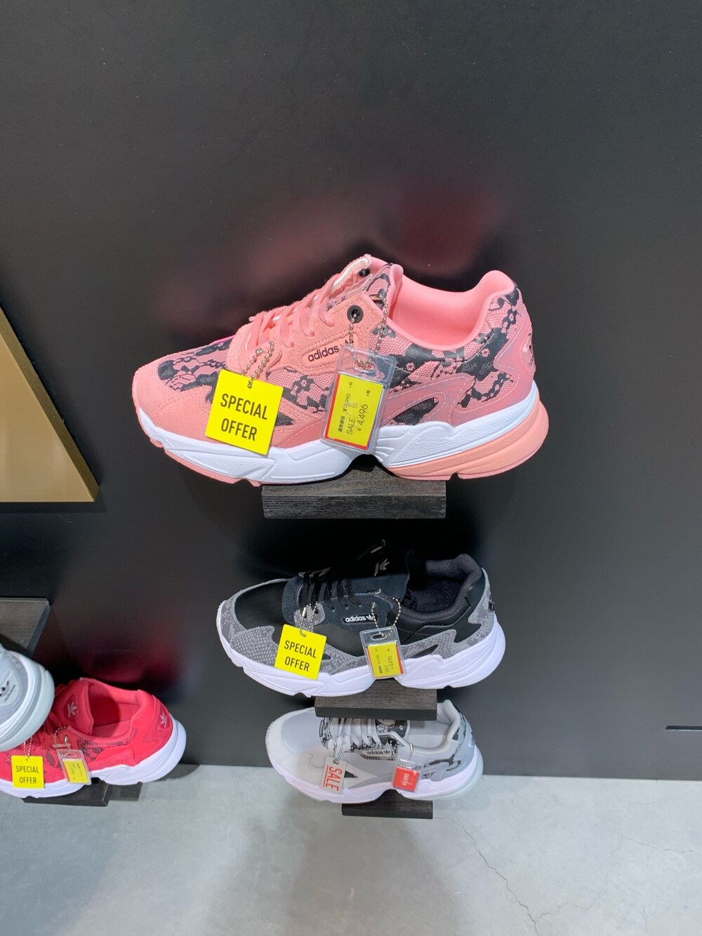 「かわいいよね(*^○^*)ピンク」｜「adidas Originalsのアイテム（スニーカー、ピンク系）」を使った、奥義鷲尾さん（メンズ・166cm）の秋コーディネートの1枚目の写真