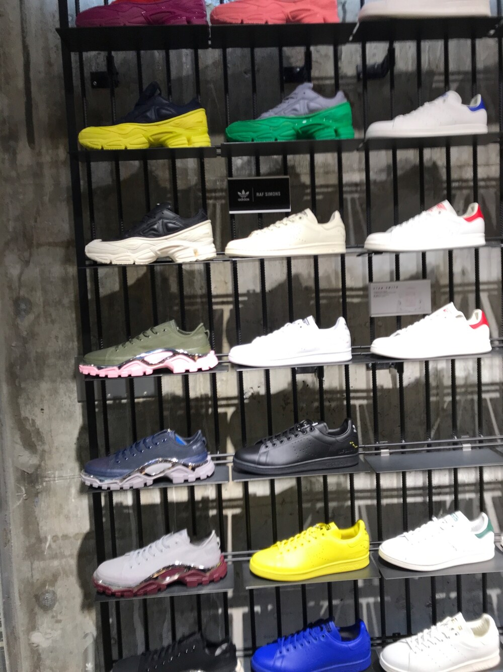 「adidas Originalsのアイテム（スニーカー、ブラック系）」を使った、奥義鷲尾さん（メンズ・166cm）の秋コーディネートの1枚目の写真