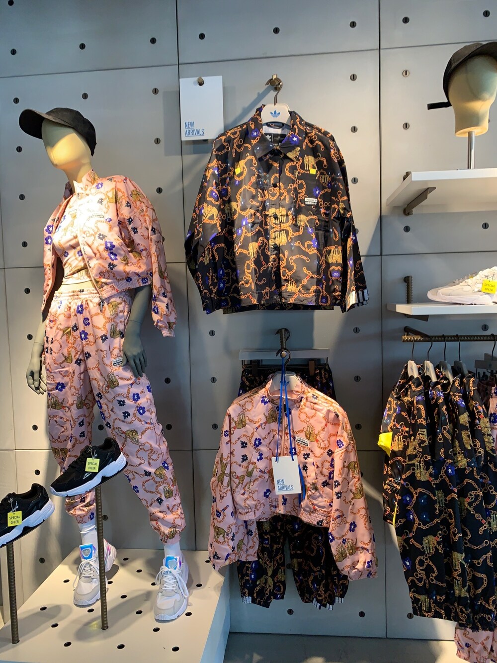「adidas Originalsのアイテム（ジャージ、ベージュ系）」を使った、奥義鷲尾さん（メンズ・166cm）の秋コーディネートの1枚目の写真