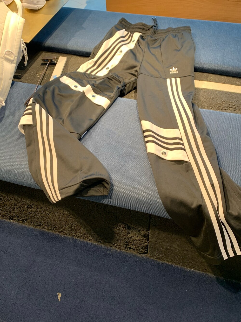 「adidas Originalsのアイテム（その他パンツ、ブラック系）」を使った、奥義鷲尾さん（メンズ・166cm）の秋コーディネートの1枚目の写真