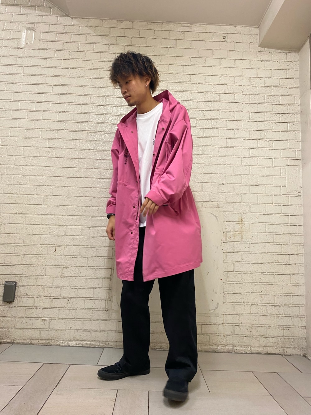 「converse、converse stars、秋コーデ、秋冬コーデ、ロング丈、ブルゾン、ピンク、ピンクコーデ、ワークパンツ、ストリート」｜「CONVERSE STARSのミニマルM-65モッズコート（モッズコート、ピンク系）」を使った、森　渉さん（メンズ・178cm）の秋コーディネートの1枚目の写真