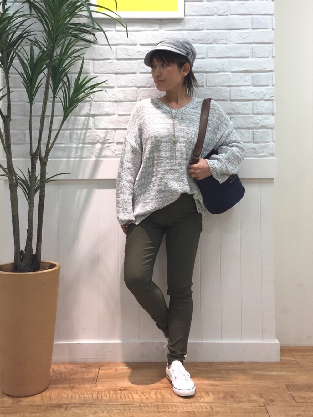 グレー系のTシャツ/カットソー、グリーン系のその他パンツ、ホワイト系のスニーカーを着用したレディースの冬コーディネートの1枚目の写真