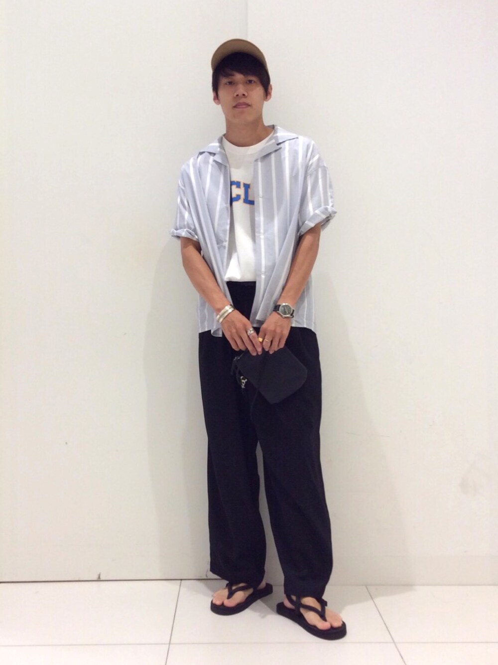 ブルー系のシャツ/ブラウス、ホワイト系のTシャツ/カットソー、ブラック系のショルダーバッグを着用したメンズの夏コーディネートの1枚目の写真