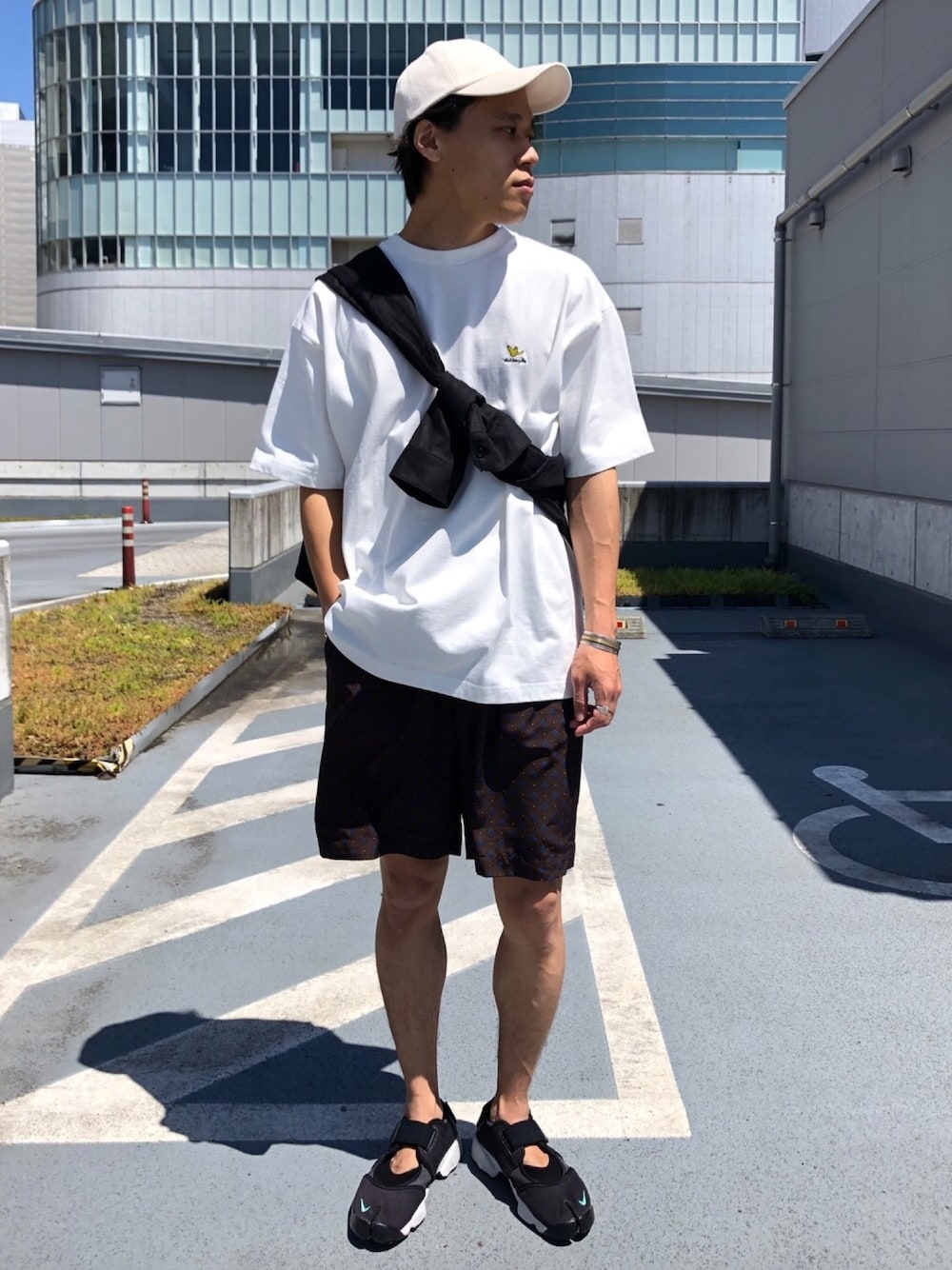 「シンプル、夏コーデ、Tシャツ、白Tシャツ、スタッフセンバツ、柄ショーツ、ショーツ、エアリフト、ラフ、SENSEOFPLACE」｜「SENSE OF PLACE by URBAN RESEARCHのキャップ（キャップ、ホワイト系）」を使った、Takuya Matsunoさん（メンズ・171cm）の春コーディネートの1枚目の写真