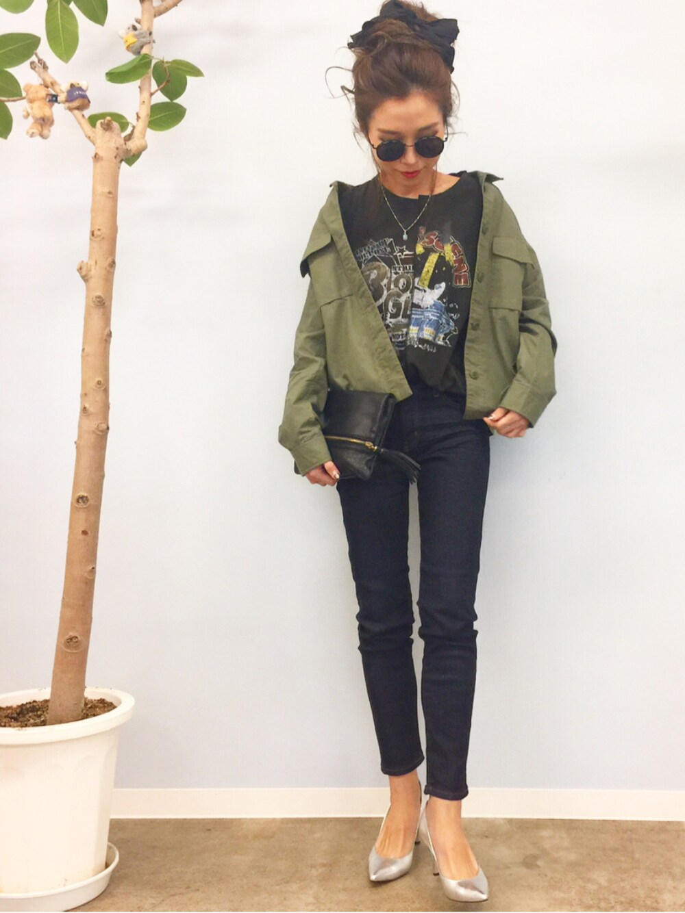 ブラック系のTシャツ/カットソー、ブルー系のデニムパンツ、シルバー系のパンプスを着用したレディースの夏コーディネートの1枚目の写真