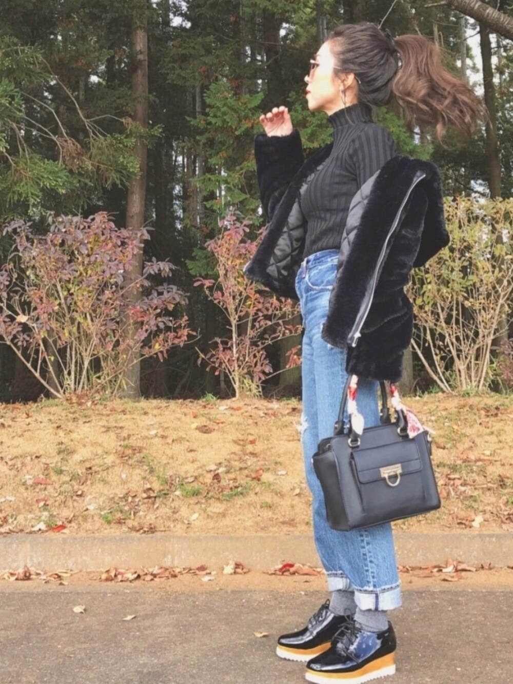 「デニム、デニムパンツ、ハイネック、ラメソックス、厚底シューズ、ドレスシューズ、ハンドバッグ、ボア、ボアコート、秋冬コーデ」｜「fifthのフィットニットタートルトップス/リブニット（ニット/セーター、ブラック系）」を使った、Oo.hiro.oOさん（レディース・159cm）の秋コーディネートの1枚目の写真