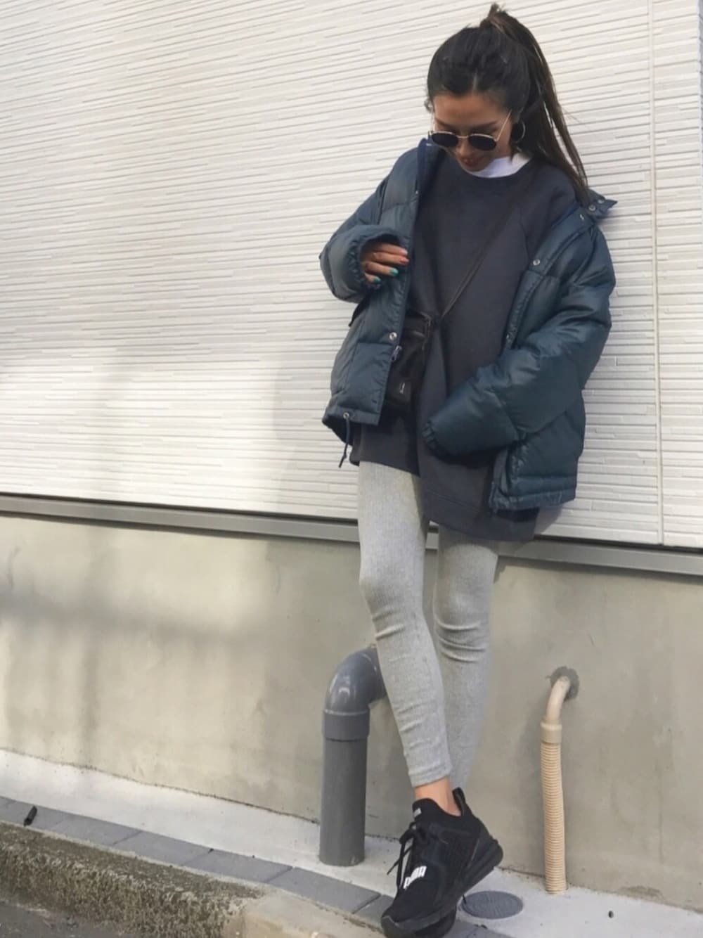 「ダウンジャケット、メンズライク、レギンス、スニーカー、PUMA、カジュアルコーデ、スニーカーコーデ、ラフ、プチプラ、シンプル」｜「PUMAのプーマ イグナイト LIMITLESS（スニーカー、ブラック系）」を使った、Oo.hiro.oOさん（レディース・159cm）の冬コーディネートの1枚目の写真