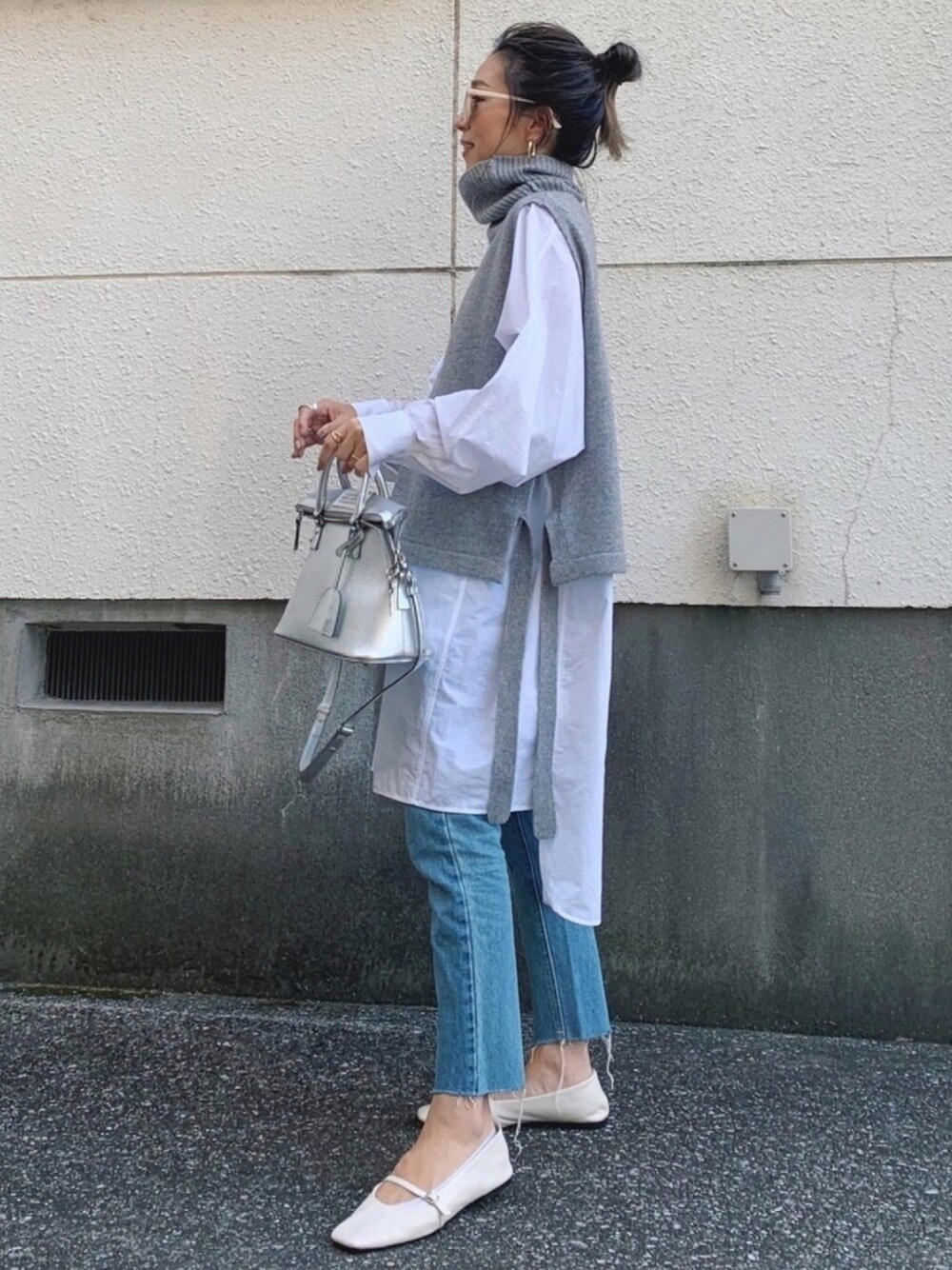 「ニットベスト、シャツスタイル、ロングシャツ、ビッグシルエット、デニムパンツ、ZARA、フラットシューズ、シャツワンピース、おだんごヘアー、レイヤードスタイル」｜「Maison Margielaのアイテム（バッグ、シルバー系）」を使った、Oo.hiro.oOさん（レディース・159cm）の秋コーディネートの1枚目の写真