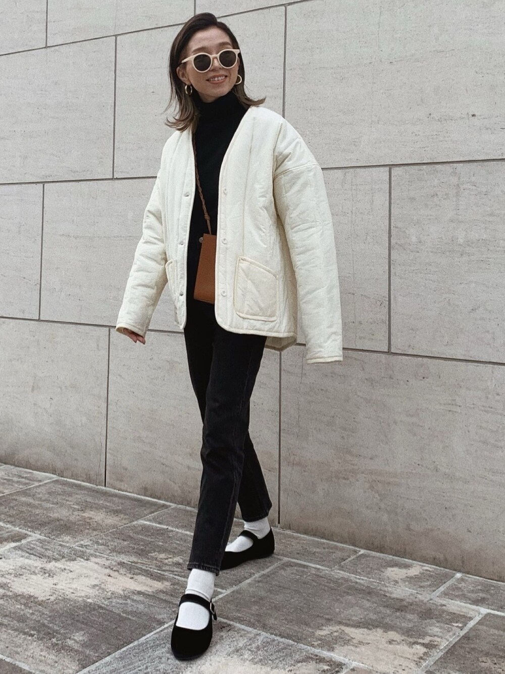 「UNIQLO、ユニクロ、タートルネック、ブラックデニム、デニムパンツ、モノトーン、カンフーシューズ、ショルダーバッグ、ノーカラーコート、キルティングコート」｜「JIL SANDERの＜JIL SANDER（ジル サンダー）＞TANGLE SM バッグ ■■■（ショルダーバッグ、ブラウン系）」を使った、Oo.hiro.oOさん（レディース・159cm）の冬コーディネートの1枚目の写真