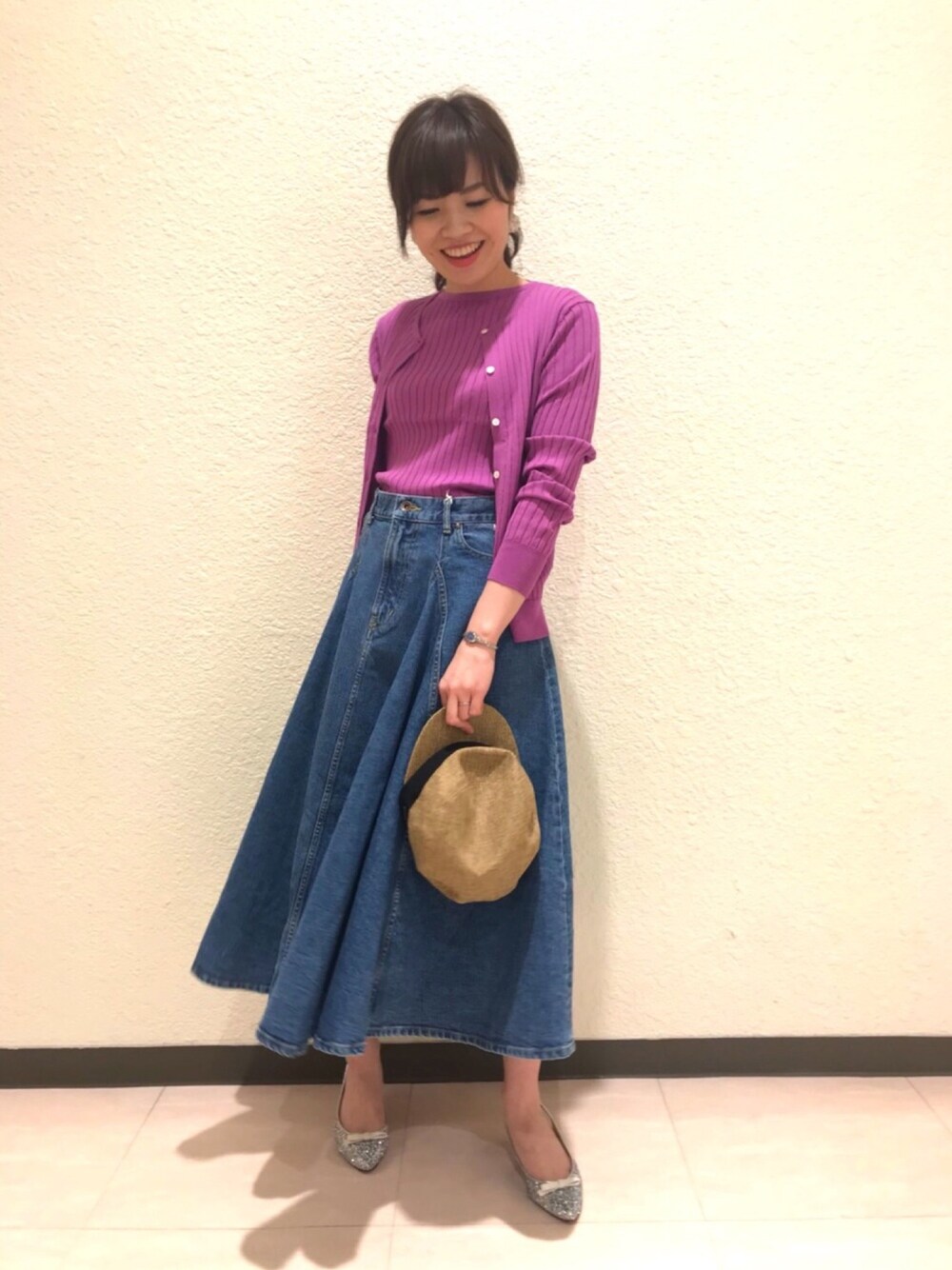 「アナトリエ(anatelier)、A PUPIL、シンプルコーデ、パープルコーデ、アンサンブル、フレアデニム、ラフスタイル、春色コーデ」｜「anatelierの【CLASSY　3月号掲載】　ワイドリブニットカーディガン（カーディガン/ボレロ、パープル系）」を使った、anatelierさん（レディース・162cm）の春コーディネートの1枚目の写真