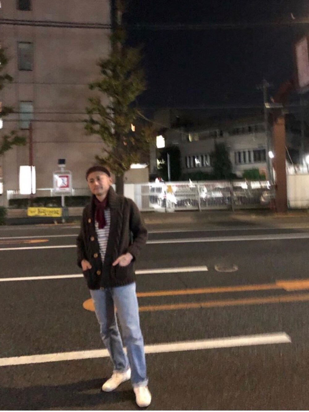 「ブラウン色に染まれ、大人カジュアル、スニーカー、シンプル、いいね、save、フォローお願いします🤑、キレイめ、カジュアル、シャムズ、ダンディズム、デカダンス」｜「Levi'sのアイテム（デニムパンツ、ブルー系）」を使った、shamsoftokyoさん（メンズ・173cm）の冬コーディネートの1枚目の写真