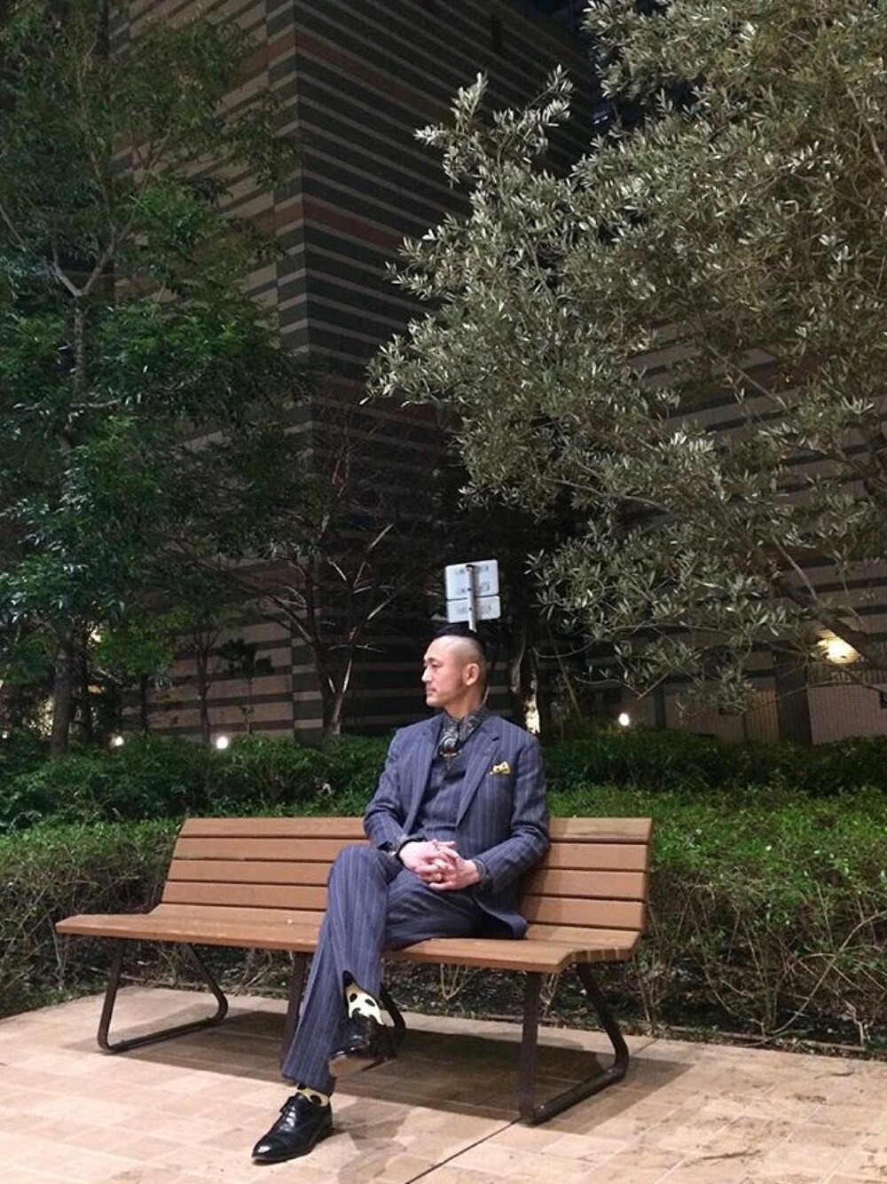 「今日のコーデ、スーツスタイル、革靴、シャムズ、デカダンス、ダンディズム、媚びないシャツ」｜「SHAMSのアイテム（ネクタイ、グレー系）」を使った、shamsoftokyoさん（メンズ・173cm）の冬コーディネートの1枚目の写真