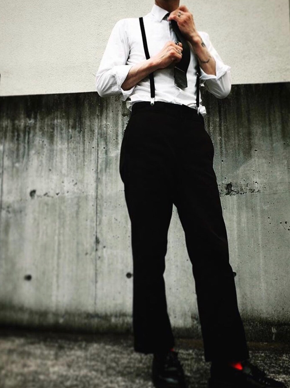 「シンプルコーデ、モノトーン、Dr.Martens、WEARBOOKエントリー、シャツ、シャムズ、媚びないシャツ、デカダンス、ダンディズム、脱構築」｜「SHAMSのアイテム（サスペンダー、ブラック系）」を使った、shamsoftokyoさん（メンズ・173cm）の春コーディネートの1枚目の写真