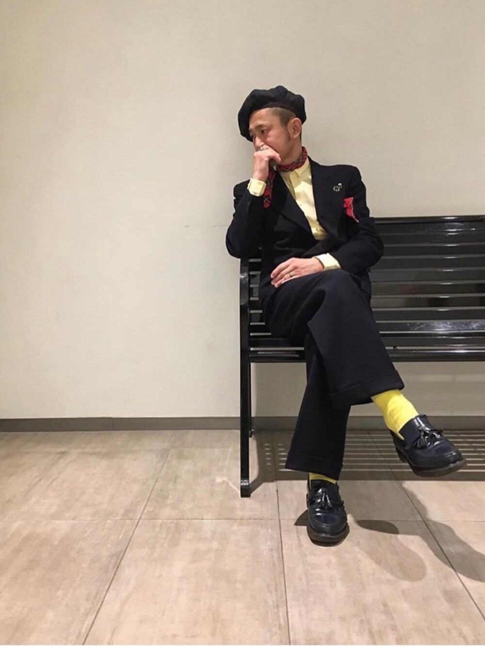 「休日スタイル、シンプルコーデ、ワイドパンツ、スーツスタイル、今日のコーデ、ootd、シャムズ、媚びないシャツ、デカダンス、ダンディズム」｜「Dr. Martensのアイテム（ローファー、ブルー系）」を使った、shamsoftokyoさん（メンズ・173cm）の春コーディネートの1枚目の写真