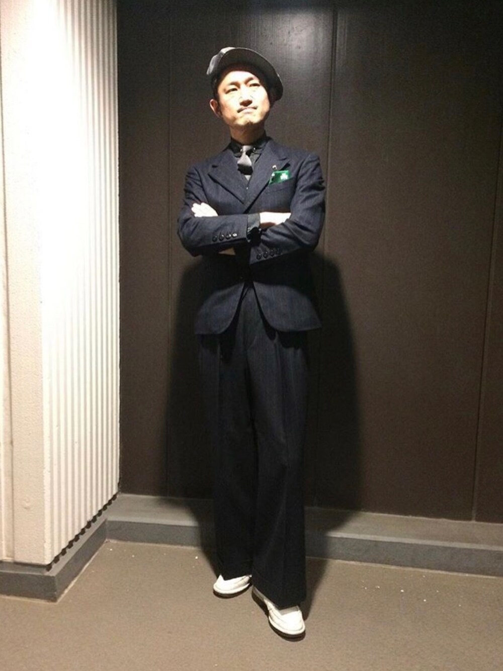 「春コーデ、モノトーン、ワイドパンツ、シャツスタイル、大人カジュアル、スーツスタイル、シャムズ、デカダンス、媚びないシャツ、ヴィンテージ」｜「Hawkinsのアイテム（ローファー、ホワイト系）」を使った、shamsoftokyoさん（メンズ・173cm）の春コーディネートの1枚目の写真
