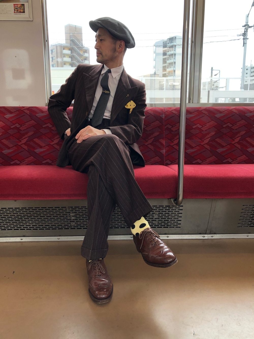 「春コーデ、大人コーデ、スーツスタイル、古着MIX、シャツスタイル、革靴、シャムズ、ダンディズム、デカダンス、媚びないシャツ」｜「VINTAGEのアイテム（セットアップ、ブラウン系）」を使った、shamsoftokyoさん（メンズ・173cm）の春コーディネートの1枚目の写真