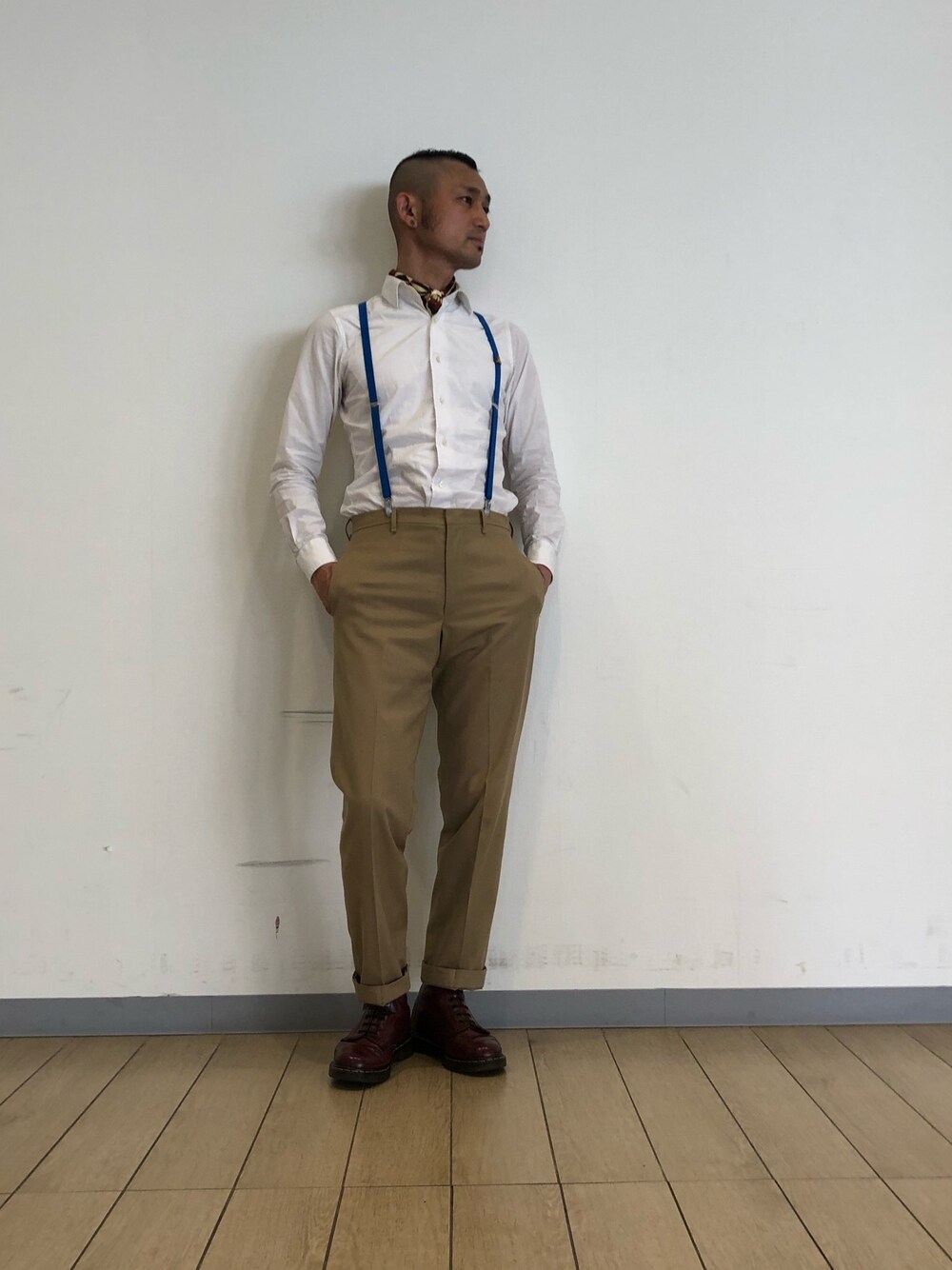 「シンプルコーデ、今日のコーデ、古着MIX、ホワイト、シャツ、シャムズ、ダンディズム、デカダンス」｜「Dr. Martensのアイテム（ブーツ、レッド系）」を使った、shamsoftokyoさん（メンズ・173cm）の夏コーディネートの1枚目の写真