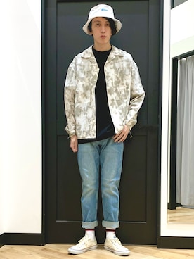 「リーバイス」｜田中さとるさん（メンズ・182cm）の春コーディネート