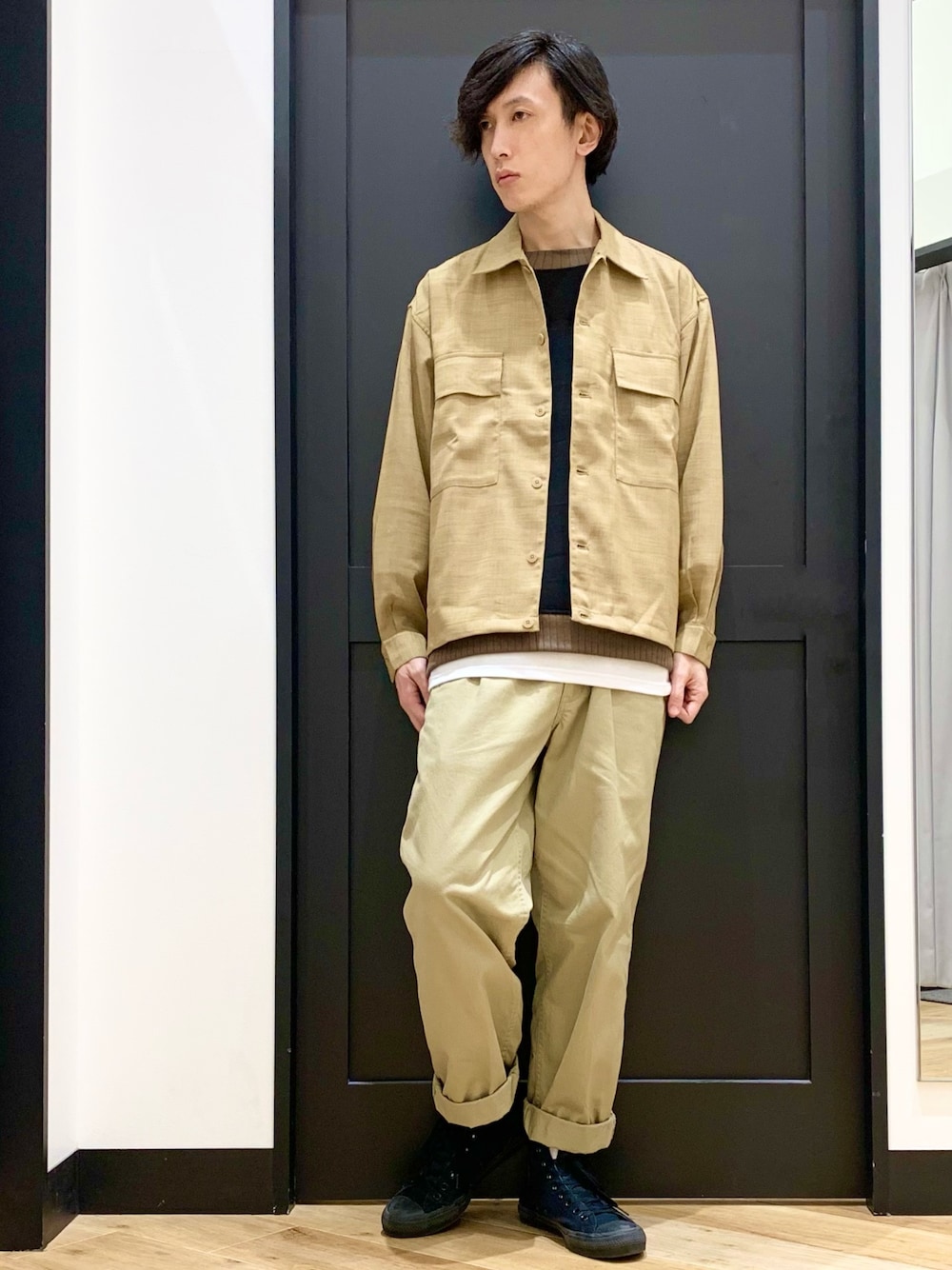 「オーバーサイズ、大人コーデ、ライトオン、Right-on、ベージュ、CPOシャツ、レイヤードスタイル」｜「BACK NUMBERの【BACK NUMBER / バックナンバー】フランス軍 M52 トラウザー（カーゴパンツ、ベージュ系）」を使った、田中さとるさん（メンズ・182cm）の春コーディネートの1枚目の写真