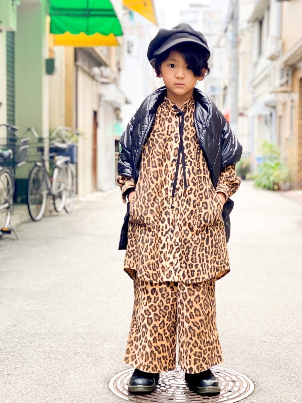 「男の子、7歳、キッズコーデ、キッズファッション、ひょう柄、上下セット、キルティング、コーディネート、黒、秋冬コーデ」｜「GRISのアイテム（シャツ/ブラウス、ブラウン系）」を使った、Jinさん（キッズ・120cm）の秋コーディネートの1枚目の写真