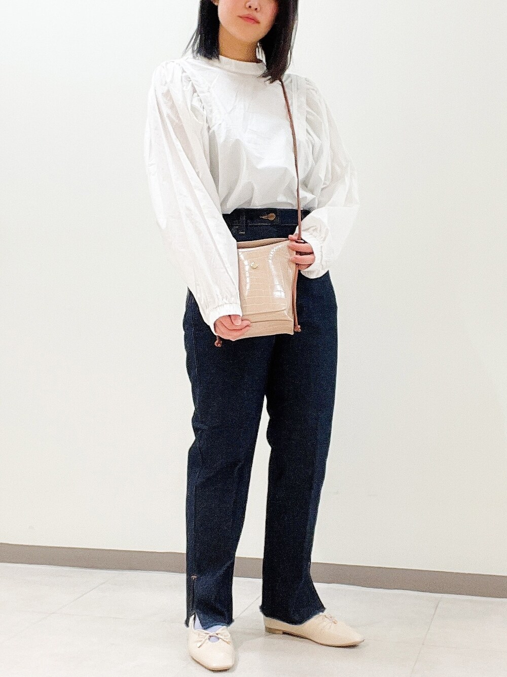 「シンプルコーデ、低身長、春コーデ、ガーリーコーデ、Wrangler、デニム、ギャザーシューズ」｜「Green　Parksの・novem9 ショルダータックブラウス＊（シャツ/ブラウス、ホワイト系）」を使った、きょんさんさん（レディース・155cm）の冬コーディネートの1枚目の写真