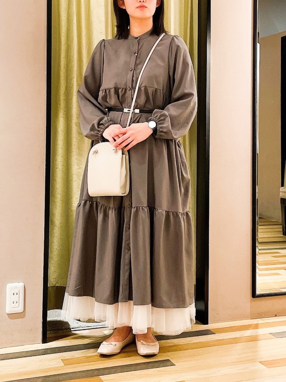 「ガーリーコーデ、チュールスカート、はるコーデ、大人ガーリー、スクエアトゥ、ワンピース、ティアードワンピース、ティアード」｜「ELENCARE DUEの・ELENCARE DUE ﾃｨｱｰﾄﾞﾜﾝﾋﾟｰｽ＊（ワンピース、グレー系）」を使った、きょんさんさん（レディース・155cm）の冬コーディネートの1枚目の写真