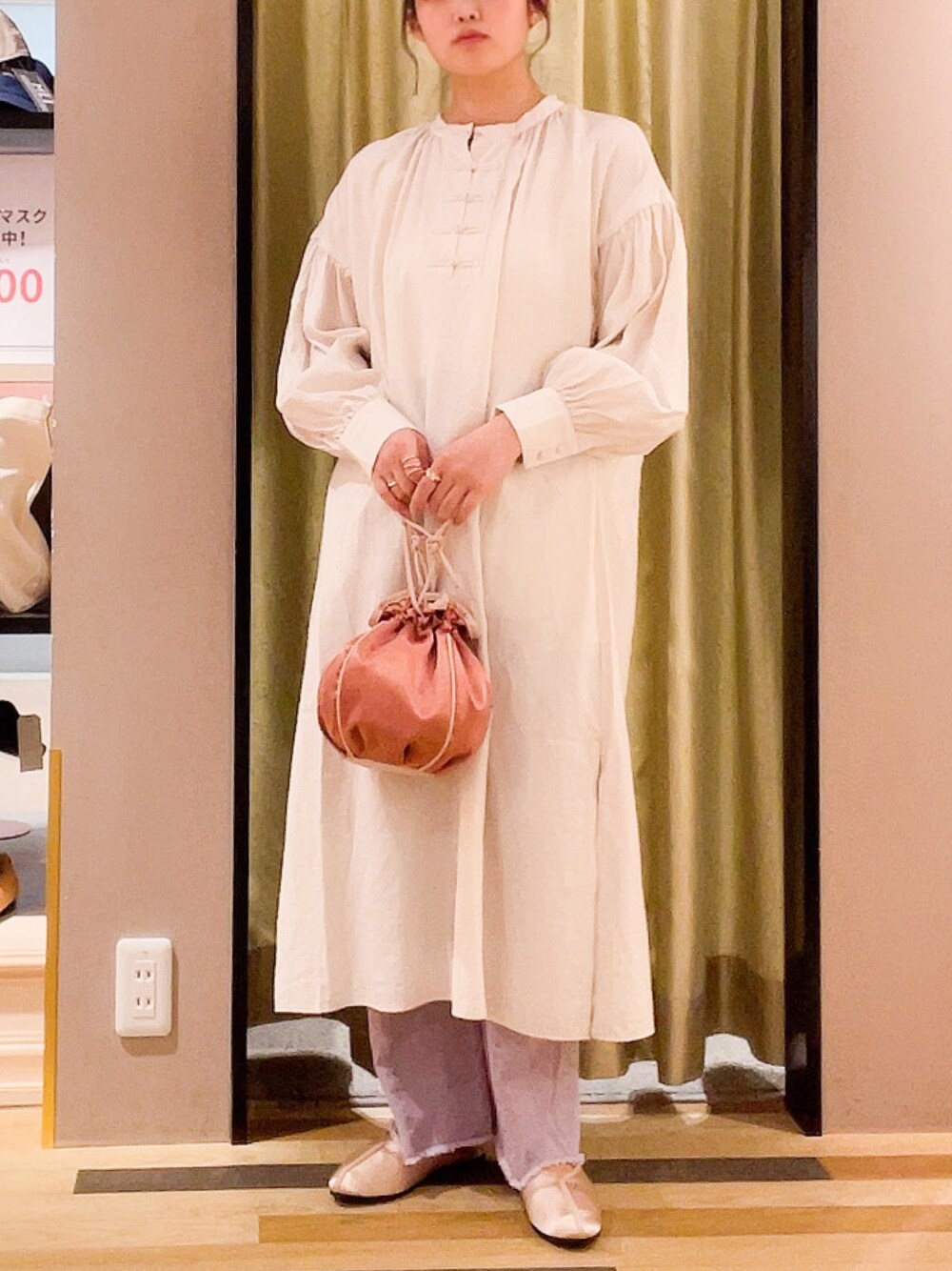 「春めきシューズ、チャイナワンピース、チャイナシューズ、淡色コーデ、ワンピース、デニム、巾着バッグ、greenparks、低身長」｜「Green　Parksのチャイナ釦サックワンピース＊（ワンピース、ホワイト系）」を使った、きょんさんさん（レディース・155cm）の春コーディネートの1枚目の写真